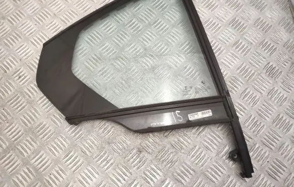 BMW 3 G20 G21 Rear vent window glass 7425084