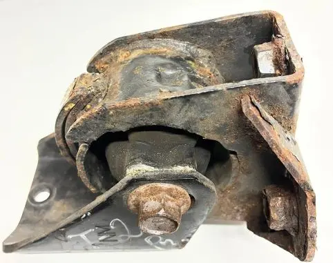 Toyota Avensis T250 Engine mount bracket