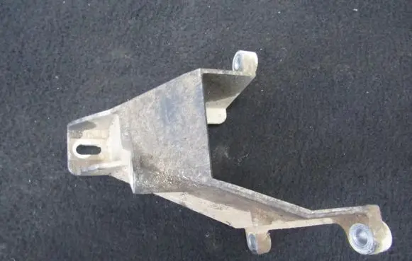 Suzuki Grand Vitara II Engine mounting bracket