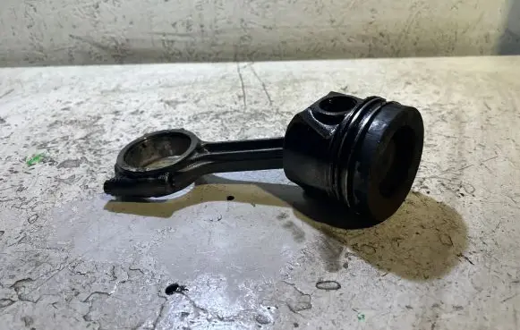 Volkswagen Caddy Piston with connecting rod
