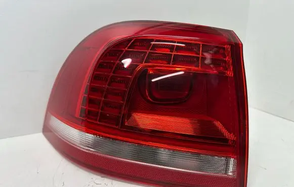 Volkswagen Touareg II Rear/tail lights 7P6945207