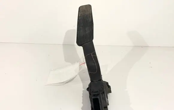 Accelerator throttle pedal