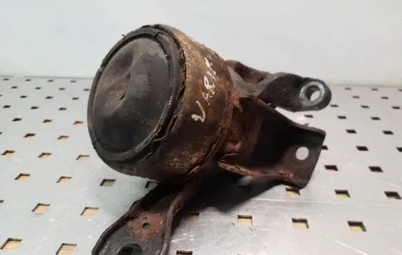Toyota RAV 4 (XA20) Engine mount bracket