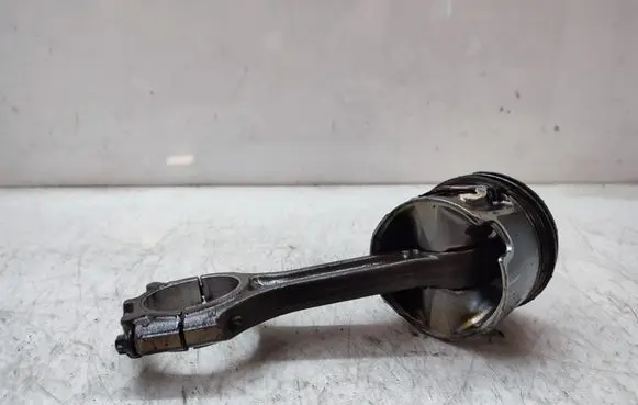 KIA Sportage Piston with connecting rod