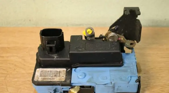 Volvo S60 Front door lock 8650546