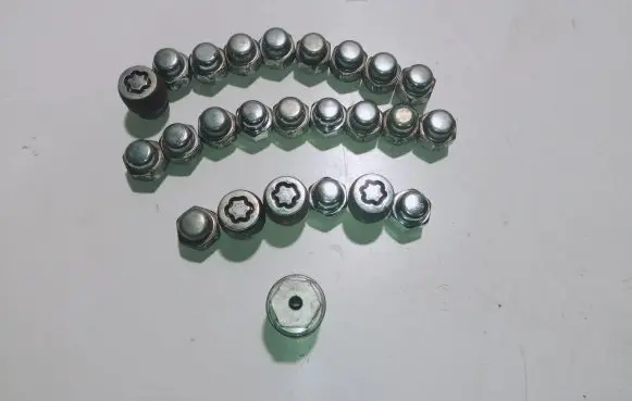 Mazda 6 Wheel nut cap/cover 