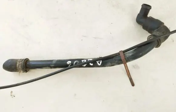 Volkswagen PASSAT B3 Engine coolant pipe/hose 026133784