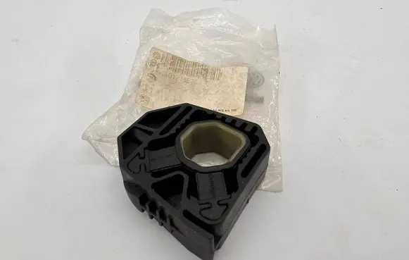 Volkswagen PASSAT B6 Radiator mount bracket 1K0121367C