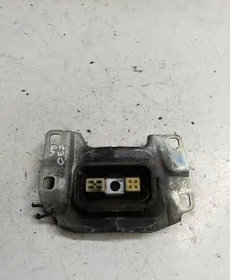 Engine mount vacuum valve