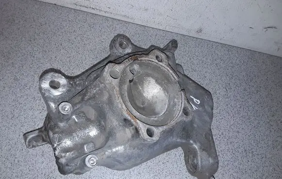 BMW 5 E39 Front wheel hub spindle knuckle 1092853