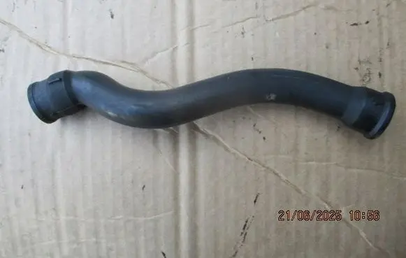 Volkswagen Golf III Breather hose/pipe 028103493S