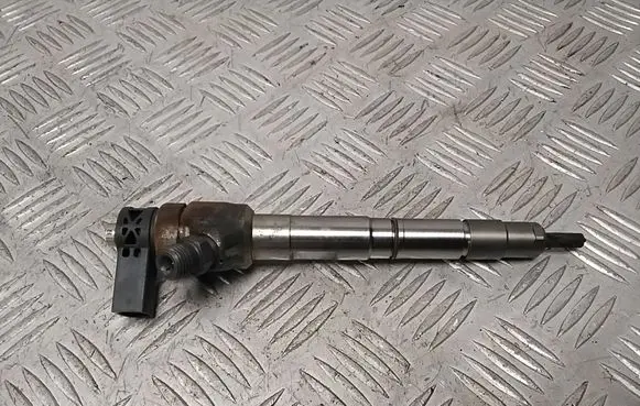 Volkswagen PASSAT B8 Fuel injector 04L130277AE