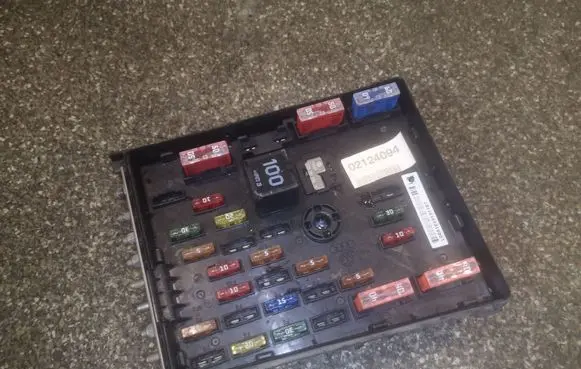 Volkswagen PASSAT B6 Fuse module 3C0937125