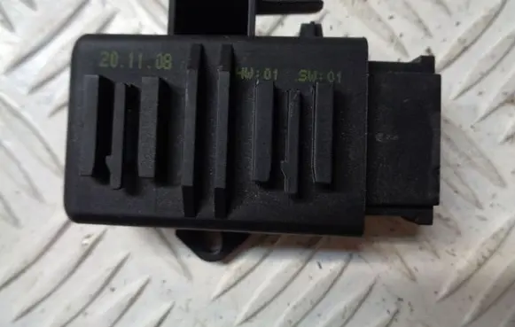 Volkswagen Caddy Seat heating relay 1K0959772