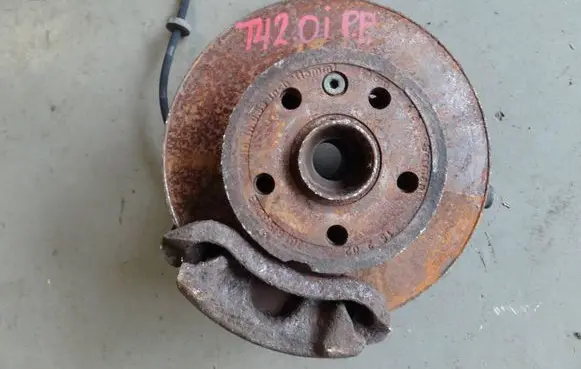 Volkswagen Transporter - Caravelle T4 Front wheel hub spindle knuckle