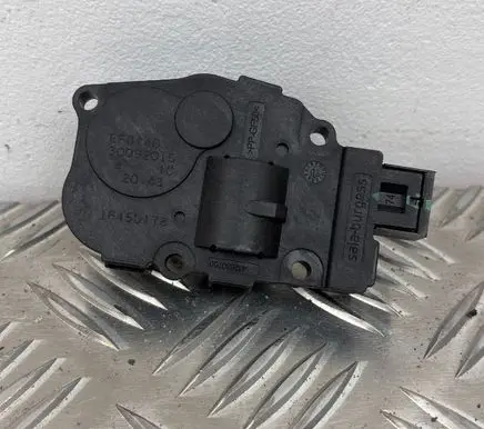 Volkswagen Touareg II Air flap motor/actuator 16450178 30092015