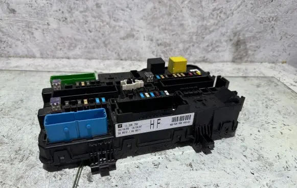 Opel Zafira B Fuse module 13206758