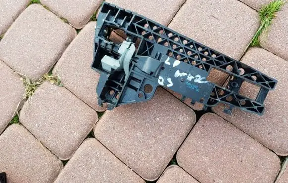 Audi Q3 8U Front door exterior handle/bracket 8U0837885