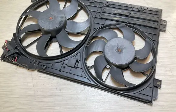 Volkswagen Jetta V Radiator cooling fan shroud 1K0121205AD