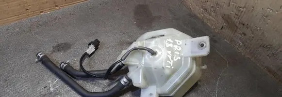 Toyota Prius (XW30) Brake fluid reservoir 
