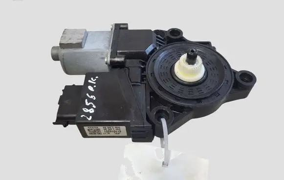 KIA Optima Front door window regulator motor 617016201 82450D4000