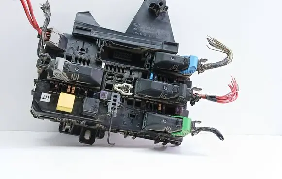 Opel Astra H Fuse module 13115937 329510614