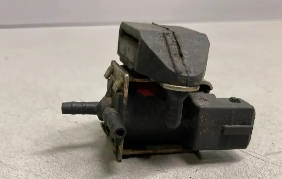 Volkswagen PASSAT B4 Turbo solenoid valve 028906283F