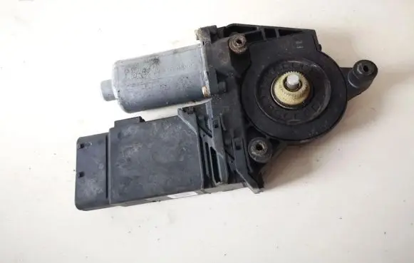 Volkswagen PASSAT B5 Front door window regulator motor 0130821694