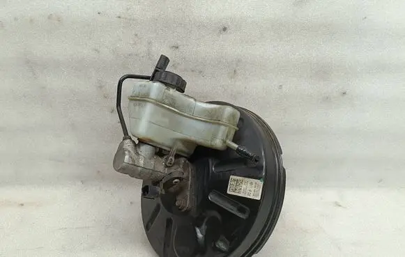 Volkswagen PASSAT B7 Brake booster 3C1614105AP