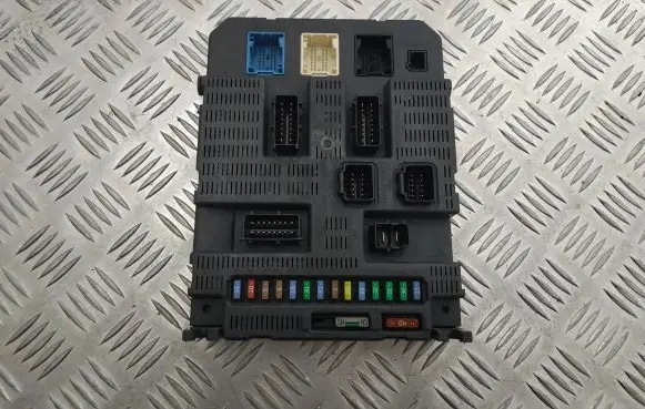 Peugeot 308 Central body control module 9663798180