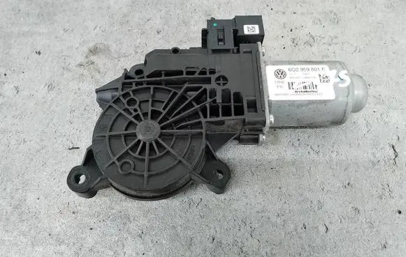 Volkswagen Polo IV 9N3 Front door window regulator motor 6Q2959801E402144D