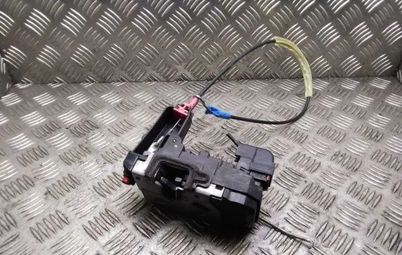 Opel Zafira B Rear door lock 13210739