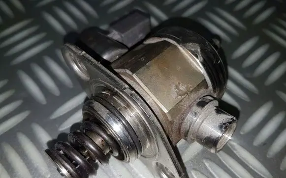 Audi A4 S4 B8 8K Fuel injection high pressure pump 06H127025P