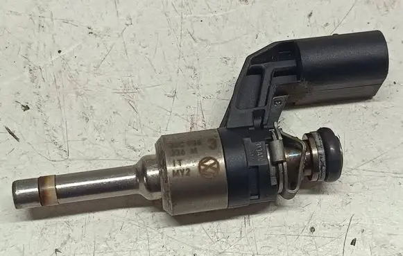 Volkswagen Tiguan Fuel injector 03C906036M