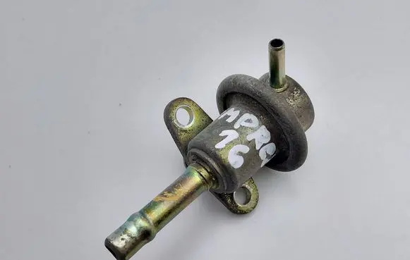 Subaru Impreza I Fuel pressure regulator