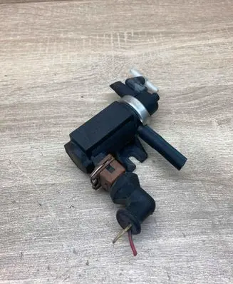 Volkswagen PASSAT B5 Turbo solenoid valve 1H0906627 72190320