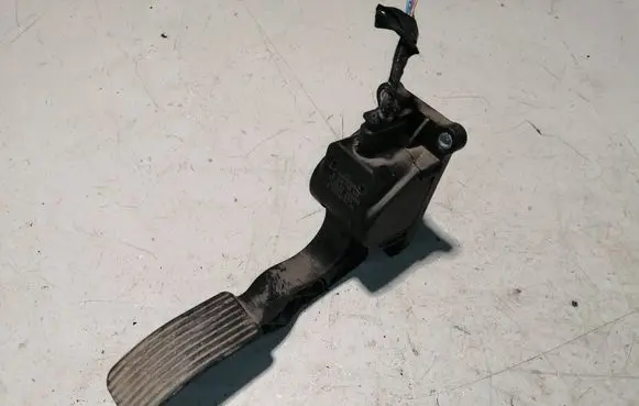 Mercedes-Benz Vito Viano W639 Accelerator throttle pedal A9063000304 0280755025