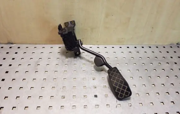 Volkswagen PASSAT B5.5 Accelerator throttle pedal 8D2721523F 6PV00802609