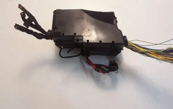 Volvo V40 Fuse module AV6T14A067AD