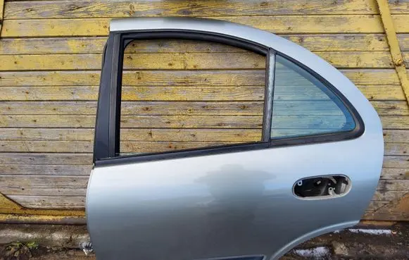 Nissan Almera N16 Rear door
