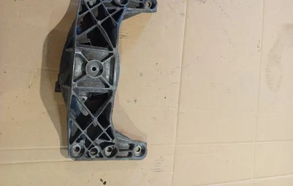 BMW 5 E60 E61 Gearbox mounting bracket 6761106 2231