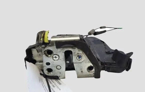 Toyota Avensis T270 Front door lock A046693