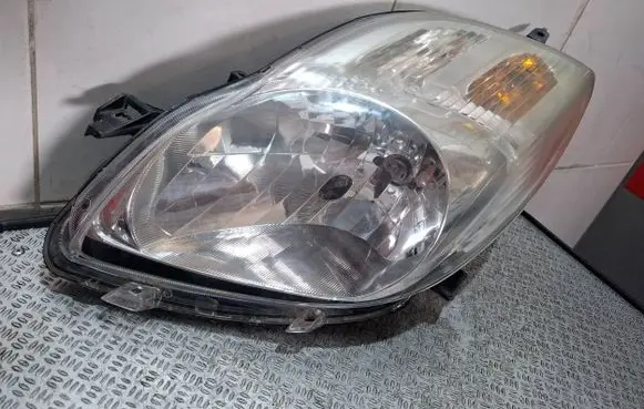 Toyota Yaris Headlight/headlamp 811700D330