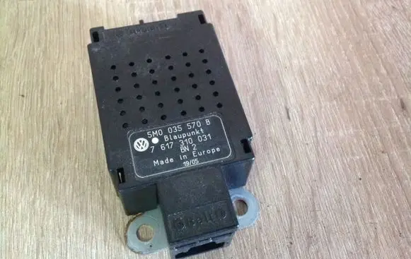 Volkswagen Golf V Aerial antenna amplifier 5M0035570B