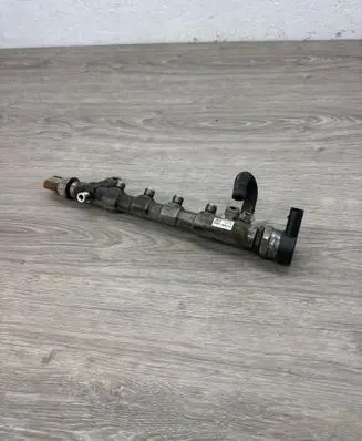 Volkswagen PASSAT B7 Fuel pressure regulator 057130764AB 0281006075 03L906054