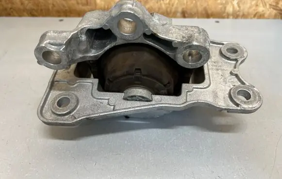 Volvo XC90 Engine mount bracket 32255205