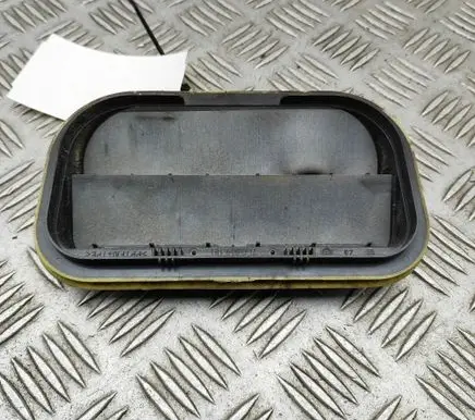 Volkswagen Caddy Quarter panel pressure vent 7L0819181