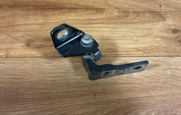 Ford Mondeo MK IV Front door lower hinge 046575
