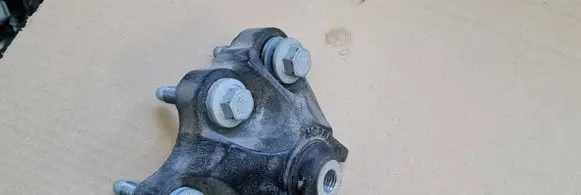 Engine mount vacuum valve