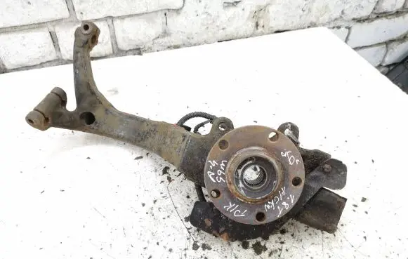 Audi A4 S4 B5 8D Front wheel hub